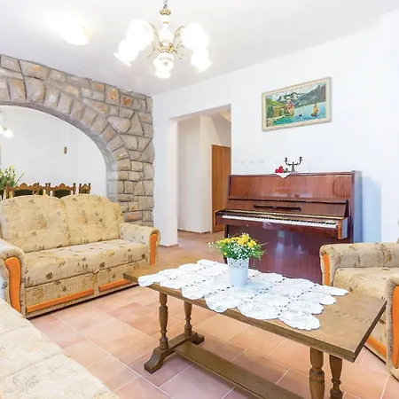 4 Bedroom Lovely In Tatil Evi Bribir (Primorje-Gorski Kotar)