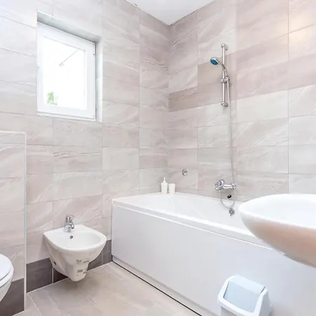 4 Bedroom Lovely In 別荘 ブリビル