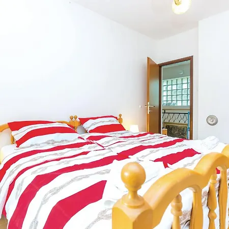 4 Bedroom Lovely In ブリビル