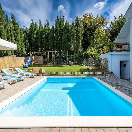 別荘 4 Bedroom Lovely In