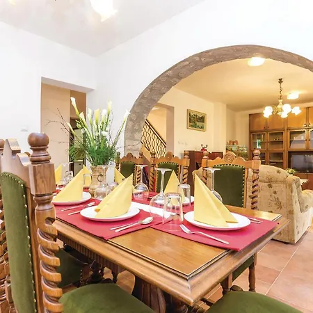 別荘 4 Bedroom Lovely In ブリビル