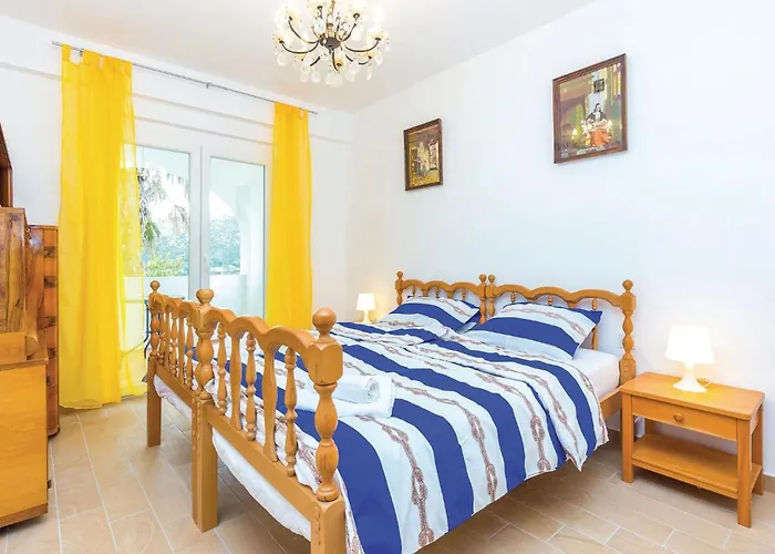 4 Bedroom Lovely In 度假居 布里比尔