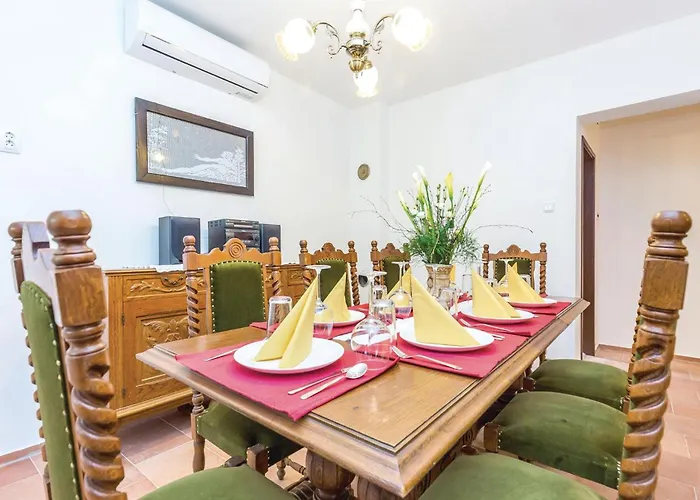 4 Bedroom Lovely In 度假居