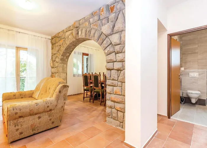 4 Bedroom Lovely In * 布里比尔