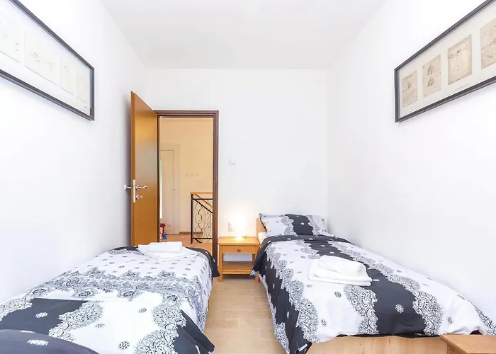 4 Bedroom Lovely In *